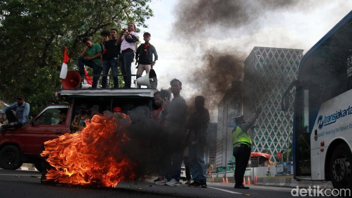 Waspada! Ada Aksi Bakar Ban dan Tutup Jl Thamrin Massa Gerakan Alifuru Bati, Maluku, menggeruduk kantor Kementrian ESDM. Mereka melakukan aksi bakar ban dan menutup arus lalu lintas.