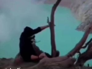 Bule Nyaris Jatuh ke Kawah Ijen, BKSDA Pernah Pasang Larangan Tapi Hilang
