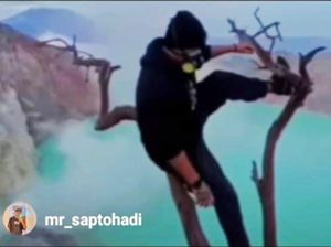 Wisatawan Nyaris Jatuh ke Kawah Ijen Saat Pohon Kering yang Dinaiki Patah