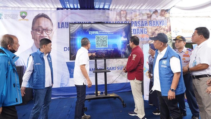 Mendag Zulhas sidak harga kebutuhan pokok di Pasar Tanjungsari, Sumedang, Jawa Barat. Ia pun menyebut transaksi di pasar jadi lebih mudah karena bisa menggunakan QRIS.