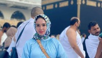 Tidak lupa, Yuni juga turut mendoakan kerabatnya agar diberi kesempatan seperti dirinya untuk menunaikan ibadah umrah maupun haji. (Foto: Instagram @yunishara36)