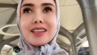 Wanita kelahiran 3 Juni 1972 ini pun membagikan momen dirinya saat berada di stasiun dan kereta api yang ada di Madinah, Arab Saudi sebelum menginjakkan kakinya di Makkah, Arab Saudi. (Foto: Instagram @yunishara36)