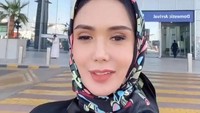 Yuni membagikan unggahan video saat dirinya tiba di salah satu bandara di Arab Saudi. Wah, cerah banget di sini! ujarnya dalam video yang direkamnya sendiri. (Foto: Instagram @yunishara36)