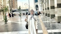 Dalam rangka keberangkatan umrah di Tanah Suci, Kakak Krisdayanti ini turut mengucapkan terima kasih kepada salah satu agen travel umrah yang sudah senantiasa membantunya sejak 2007 silam. (Foto: Instagram @yunishara36)