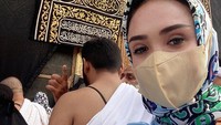 Pemilik nama asli Wahyu Setyaning Budi ini bercerita, perjalanan ibadah umrahnya kali ini dilakukannya seorang diri. (Foto: Instagram @yunishara36)