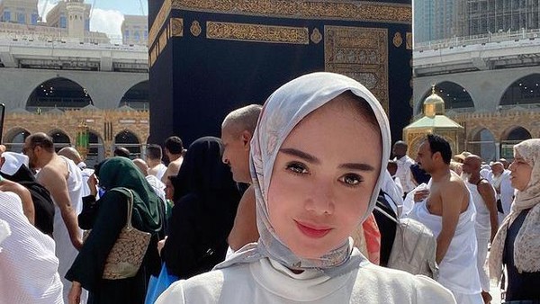 10 Momen Yuni Shara Umrah: Tetap Tenang Walau Pergi Sendiri
