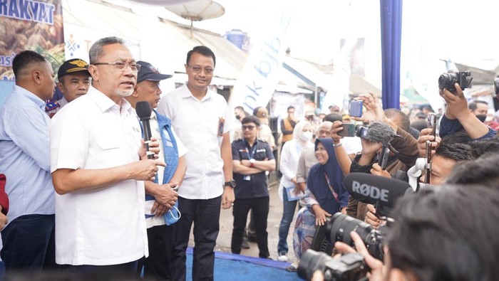 Menteri Perdagangan Zulkifli Hasan melakukan sidak harga barang kebutuhan pokok di Pasar Tanjungsari, Sumedang.