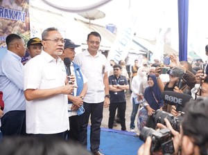 Zulhas Blusukan ke Pasar di Sumedang, Beli Beras Bisa Pakai QRIS