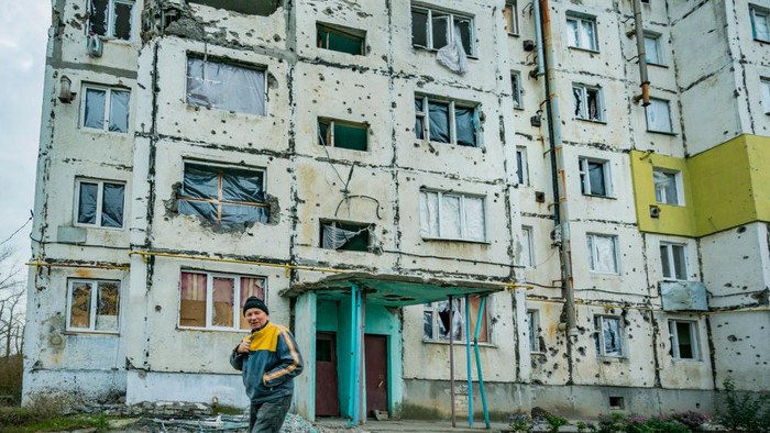 1244644014 A couple of women walk under a destroyed building after combats between ukrainian and russian armies in Arkhanhelske, a recent liberated village after the russian occupantion in Kherson province, Ukraine. (Photo by Celestino Arce/NurPhoto via Getty Images)