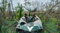 Bahkan kendaraan lapis baja milik Rusia yang hancur masih tergeletak di sebuah hutan di Vysokopillya, Kherson.