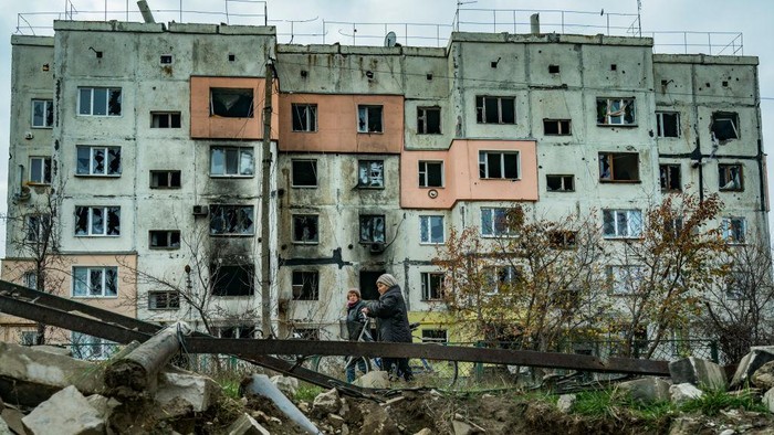 A couple of women walk under a destroyed building after combats between ukrainian and russian armies in Arkhanhelske, a recent liberated village after the russian occupantion in Kherson province, Ukraine. (Photo by Celestino Arce/NurPhoto via Getty Images)