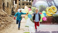 Foto kolase Anak kecil Suriah berlari dengan balon melewati bangunan yang rusak berat di lingkungan Jobar di pinggiran timur ibukota Suriah, Damaskus pada 9 April 2016, dengan anak kecil yang sedang berada di depan menara Eiffel, Perancis.
Foto Editorial: Amer Almohibany