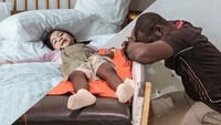 Seorang ayah dengan anaknya di unit perawatan intensif rumah sakit distrik di Mora, Far North Region, Kamerun. Penyakit yang paling umum di antara anak-anak Afrika adalah malaria, diare, dan kekurangan gizi. 20 Februari 2019.
Foto Editorial: Pierre-Yves Bernard/MSF