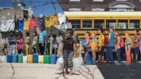 Foto kolase Anak-anak Palestina menunggu untuk mengisi jerigen dan botol dengan air minum dari keran umum di kamp pengungsi Dair Al Balah di Jalur Gaza tengah pada tahun 2014, dengan gambar anak-anak yang ingin berangkat ke sekolah