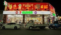 Dari bagian depan bangunan 7Eleven saja sudah terlihat konsepnya. Bagian samping logo minimarket ini juga diberikan karakter Poke ball. Ada juga hiasan di bagian atasnya yang menampilkan seluruh karakter dari Pokemon. Foto: YouTube/Instagram
