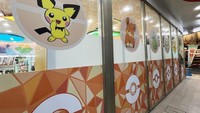 Pada dinding bagian luar juga ditempelkan stiker Pokemon yang cukup besar. Terlihat ada karakter Pichu yang menggemaskan sekali. Foto: YouTube/Instagram