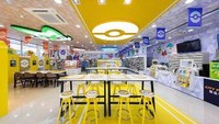Konsep Pokemon ini juga tampak sangat totalitas. Bagian dalam minimarket juga ikut diubah konsepnya, seluruhnya dipenuhi unsur Pokemon dan dominan warna kuning. Foto: YouTube/Instagram