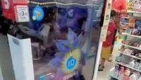 Tak hanya bisa menikmati konsep Pokemon yang lucu, tapi pengunjung juga bisa bermain di area game arcade. Tentu saja permainan yang ditawarkan seputar Pokemon. Foto: YouTube/Instagram