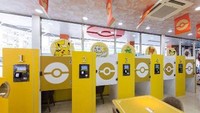 Ada juga area kerja khusus bertemakan Pokemon di dalam area 7Eleven. Jadi, mereka yang bekerja sambil makan tidak akan terganggu. Foto: YouTube/Instagram