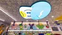 Hiasan Pokemon ini juga sampai ada di bagian langit-langit. Ada hiasan salah satu karakter Pokemon berukuran besar dan terdapat lampu yang menyala. Foto: YouTube/Instagram