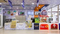 Area kasirnya juga tampak menarik perhatian dengan hiasan Pokemon di setiap sudutnya. Di sini kamu juga bisa membeli makanan dan minuman bertemakan Pokemon. Foto: YouTube/Instagram