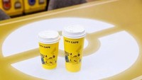 Salah satunya minuman segar dengan gelas berwarna kuning. Desain gelasnya juga tampak lucu, karena bergambar Pikachu. Foto: YouTube/Instagram