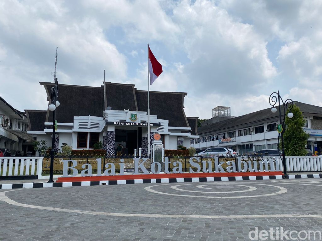 Aksara Sunda di Plaza Balai Kota Sukabumi.