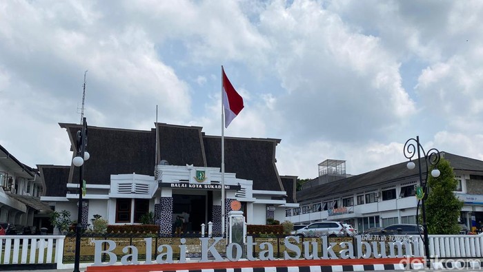 Aksara Sunda di Plaza Balai Kota Sukabumi.