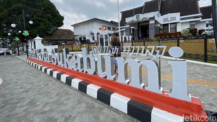Aksara Sunda di Plaza Balai Kota Sukabumi.