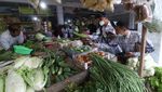 Guru-guru di Kediri Borong Dagangan di Pasar, Ada Apa?