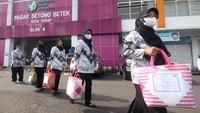 Sejumlah guru membeli sayuran saat aksi borong dagangan pasar di Pasar Setono Betek, Kota Kediri, Jawa Timur, Sabtu (12/11/2022).