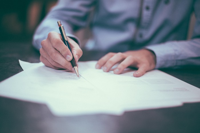 Perbedaan antara surat lamaran dan CV terletak pada isinya. Surat lamaran berisi tawaran Anda ke perusahaan yang dilamar, sedangkan CV berisi informasi tentang diri Anda.