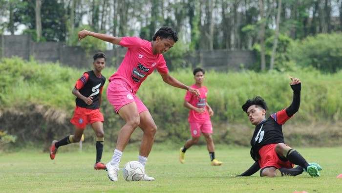 Arema FC memastikan, tidak ada pertandingan uji coba pekan ini. Laga uji coba belum digelar dengan mempertimbangkan kondisi pemain.