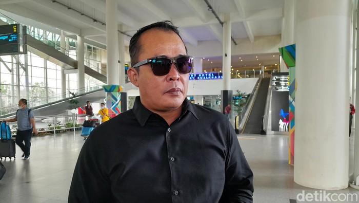 Aulia Rachman saat tiba di Bandara Kualamu usai dipanggil Mahkamah Kehormatan Partai Gerindra.