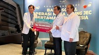 Dr. Darwan M. Purba, SpM, Co-Founder PT NSD/JEC Eye Hospitals and Clinics menyerahkan dukungan secara simbolis kepada Dr. Gusti G. Suardana, SpM, Direktur Medik RS Mata JEC @ Kedoya, sekaligus Ketua Bakti Sosial Operasi Mata Juling JEC dan Dokter Subspesialis Konsultan Strabismus JEC Eye Hospitals & Clinics dan DR. Dr. Setiyo Budi Riyanto, SpM(K) selaku Direktur Utama RS Mata JEC @ Kedoya usai peluncuran Bakti Sosial Operasi Mata Juling JEC, di Jakarta (12/11). 