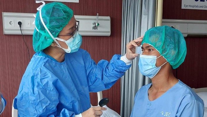 Bakti Sosial Operasi Mata Juling JEC yang digagas RS Mata JEC @ Kedoya ini memberikan tindakan operasi mata juling gratis kepada 100 pasien.
