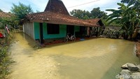 Banjir menggenangi jalan, permukiman, dan lahan pertanian. Ketinggian genangan banjir bervariasi, 30-50 sentimeter. Foto: Dian Utoro Aji/detikJateng