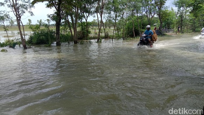Banjir di Jalan Jakenan-Winong, Pati, Jateng, Sabtu (12/11/2022). Banjir di Jalan Jakenan-Winong, Pati, Jateng, Sabtu (12/11/2022).
