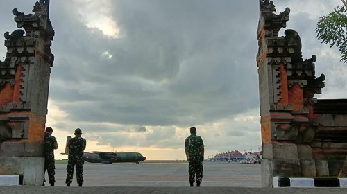 Anggota TNI berjaga di Base Ops Lanud Ngurah Rai, Tuban, Badung, Bali Sabtu (12/11/2022).