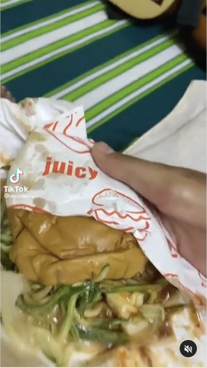 Beli Makan Tengah Malam, Pria Ini Dapat Burger Isi Limpahan Sayuran