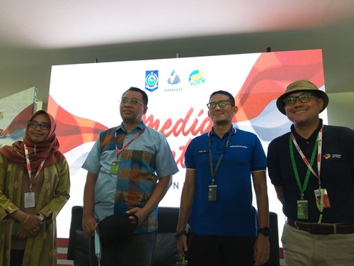 Dari kiri, Kepala Dinas Diskominfotik NTB Baiq Nelly Yuniarti, Gubernur NTB Dr Zulkieflimansyah bersama Menteri Parekraf Sandiaga Salahuddin Uno dan Direktur Utama ITDC Arie Respati, Sabtu (12/11/2022). Foto: Ahmad Viqi