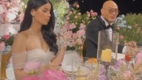 Nah, ini adalah momen makan malam romantis dalam rangka hari pernikahan Deddy Corbuzier dengan Sabrina Chairunnisa. Meja makan dihiasi bunga mawar. Foto: Instagram @deddycorbuzier