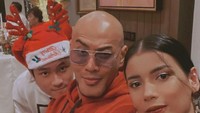 Ini adalah momen Deddy Corbuzier dan Sabrina Chairunnisa saat makan malam dalam rangka hari natal bersama dengan keluarga Deddy. Foto: Instagram @deddycorbuzier