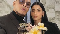 Terakhir ada momen romantis ketika Deddy Corbuzier memberikan kejutan kue ulang tahun untuk sang istri. Kuenya cantik dan didesain sangat mewah.  Foto: Instagram @deddycorbuzier