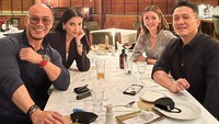 Setelah menikah, Deddy Corbuzier dan Sabrina Chairunnisa sering makan bersama bersama sahabatnya. Temanya double date seperti pada momen ini. Foto: Instagram @deddycorbuzier