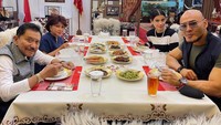 Momen makan bersama kali ini terasa hangat, karena Deddy Corbuzier dan Sabrina Chairunnisa tutur mengajak oma dan opanya. Foto: Instagram @deddycorbuzier