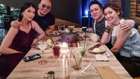 Di samping ramainya itu, Deddy Corbuzier sendiri dikenal sebagai sosok yang dekat dengan keluarganya. Itu terlihat dari momen makan bersama. Foto: Instagram @deddycorbuzier