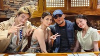 Kebersamaan Deddy Corbuzier dan keluarga terlihat saat mereka mengunjungi restoran Jepang. Dengan hidangan salad, ia bersama istri dan dua anaknya tampak harmonis. Foto: Instagram @deddycorbuzier