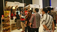 Deretan produk umkm tersebut siap menyambut para pengunjung.