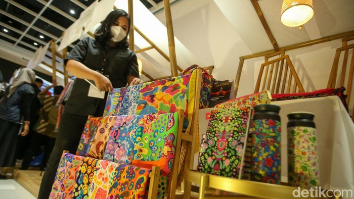 Deretan UMKM yang menjajakan produk-produk lokal mejeng di Ciputra Artpreneur, Jakarta, Sabtu (12/11/2022).